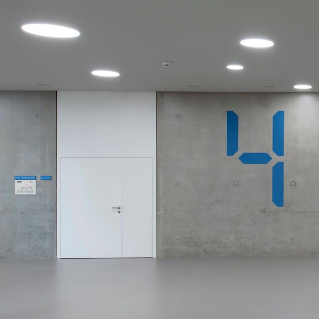 señalética de número de planta pintado en muro de hormigón y plano de evacuación