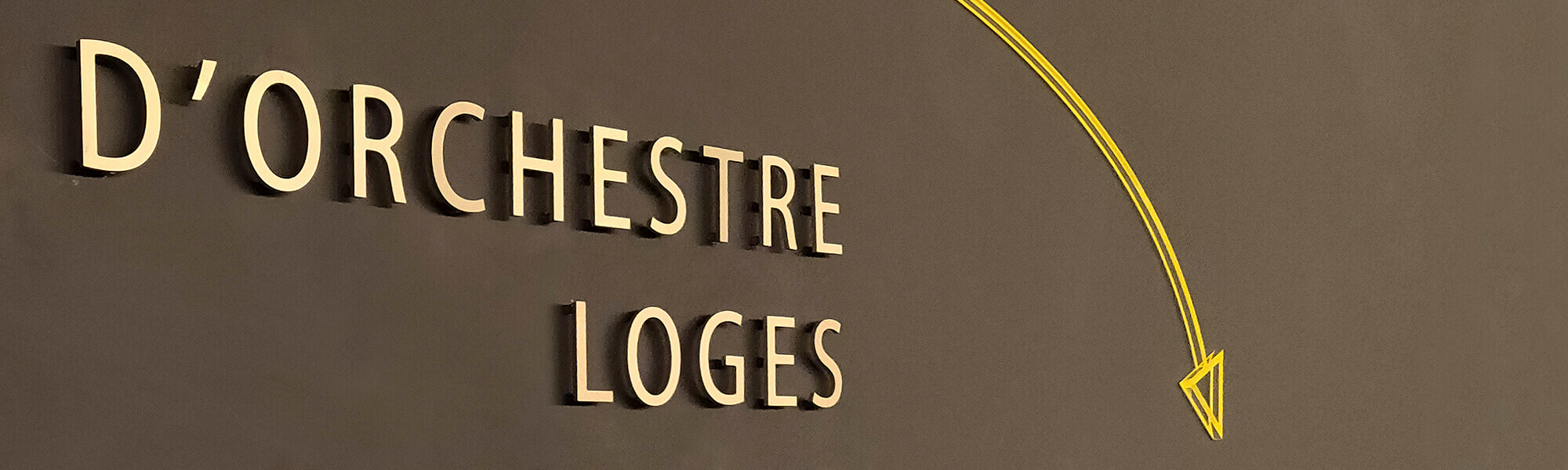 señalética realizada con letras sueltas recortadas en aluminio sobre pared