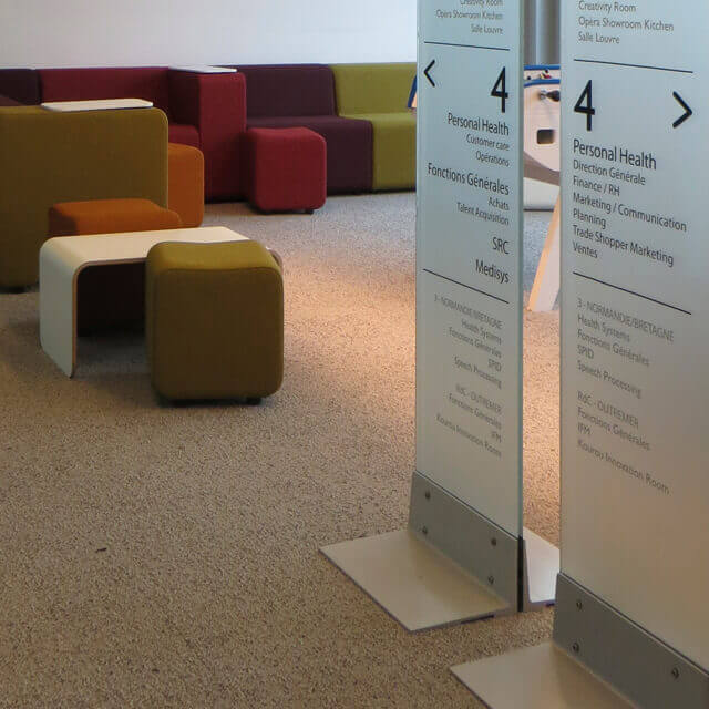 señalética direccional e información de planta en edificio de oficinas