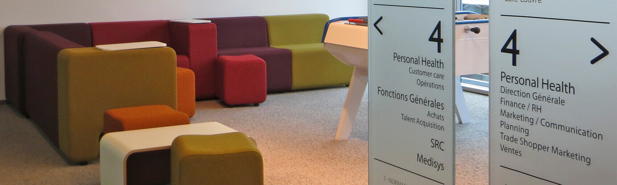 señalética direccional e información de planta en edificio de oficinas