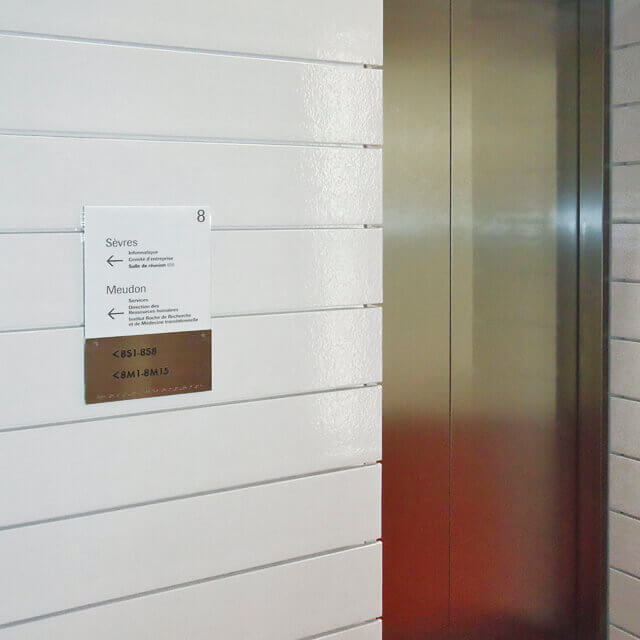 señalética marcal silenzio uno en edificio de oficinas sede laboratorios Roche