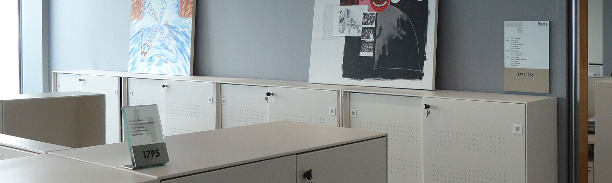 señalética marcal silenzio uno en edificio de oficinas sede laboratorios Roche