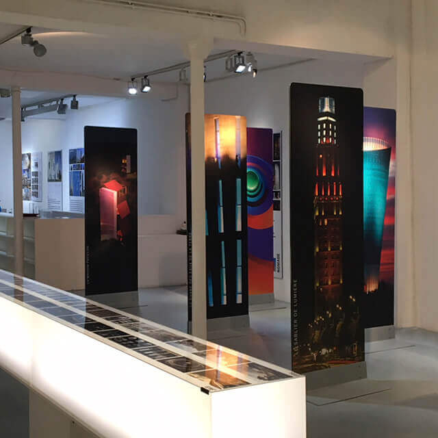 Tótem señalético autoportante île marcal en un espacio de exposición