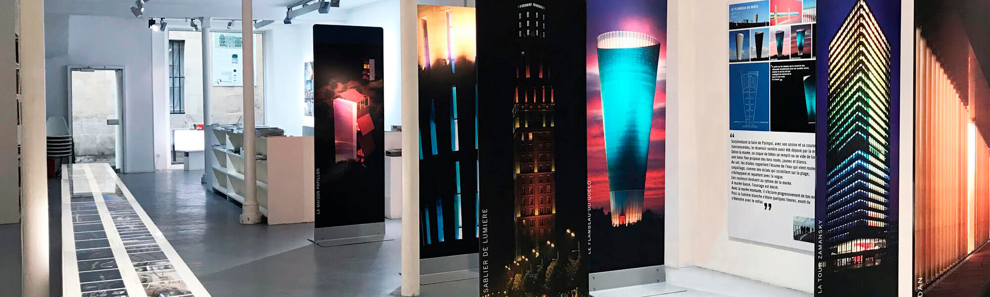 Tótem señalético autoportante île marcal en un espacio de exposición