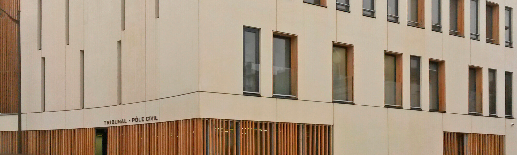 Rótulo exterior en letras cortadas en acero inoxidable sobre fachada de edificio